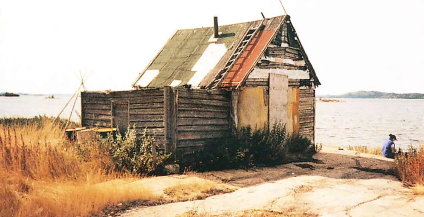 An archival photo of a cabin in Xaelı K'ogola (Marian Village) on the shores of Marian Lake.